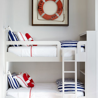 Idee per una cameretta per bambini stile marino con pareti bianche e parquet chiaro