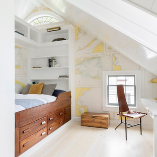 Ejemplo de dormitorio infantil marinero con paredes multicolor, suelo de madera clara y suelo beige