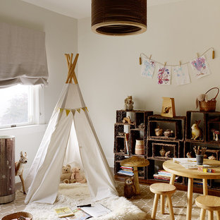 Idee per una cameretta per bambini da 1 a 3 anni stile rurale con pareti beige e parquet scuro