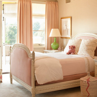 Idee per una cameretta per bambini da 4 a 10 anni mediterranea di medie dimensioni con moquette, pavimento beige e pareti multicolore
