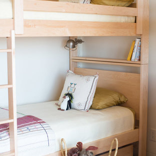 Inspiration pour une chambre d'enfant de 4 à 10 ans sud-ouest américain de taille moyenne avec un mur blanc.