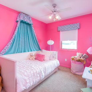 Esempio di una piccola cameretta per bambini da 1 a 3 anni scandinava con pareti rosa e moquette