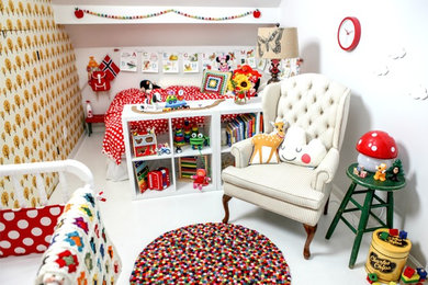 Foto di una cameretta per bambini da 1 a 3 anni scandinava di medie dimensioni con pareti bianche e pavimento in legno verniciato