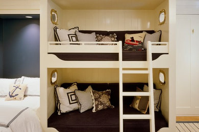 Exemple d'une petite chambre d'enfant chic avec un lit superposé.