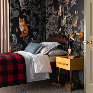 Esempio di una cameretta da letto tradizionale con pareti multicolore, moquette, pavimento grigio e carta da parati