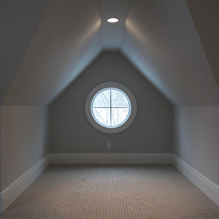 Immagine di una grande cameretta per bambini chic con pareti grigie, moquette e pavimento beige