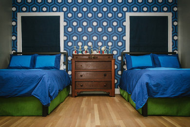 Diseño de dormitorio infantil de 4 a 10 años contemporáneo grande con paredes azules y suelo de madera clara