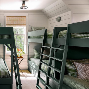Diseño de dormitorio infantil de 4 a 10 años, de estilo americano, pequeño, con paredes blancas, moqueta y suelo beige