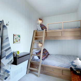Ispirazione per un'ampia cameretta per bambini da 4 a 10 anni scandinava con pareti bianche e moquette