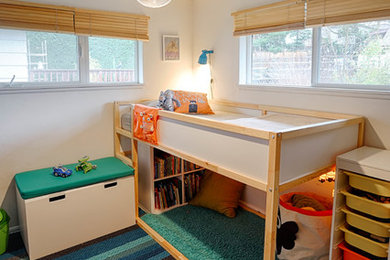 Ejemplo de dormitorio infantil de 1 a 3 años nórdico pequeño con paredes blancas y suelo de madera pintada