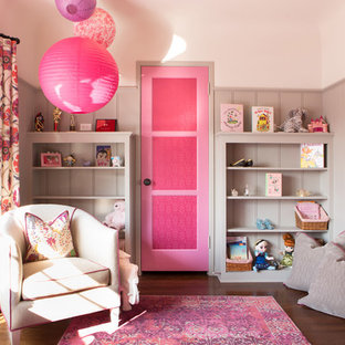 Immagine di una piccola cameretta per bambini da 4 a 10 anni eclettica con parquet scuro e pareti bianche