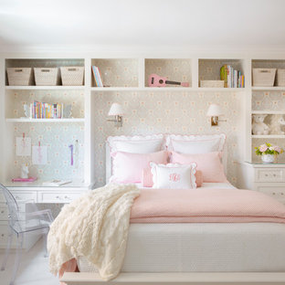 Idee per una cameretta per bambini da 4 a 10 anni classica con pareti multicolore, moquette e pavimento beige