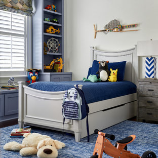 Esempio di una cameretta per bambini chic con pareti bianche, parquet scuro e pavimento marrone