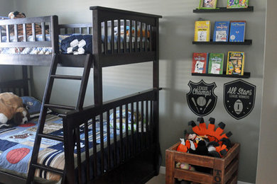 Design ideas for a small classic children’s room for boys in Vancouver with grey walls.
