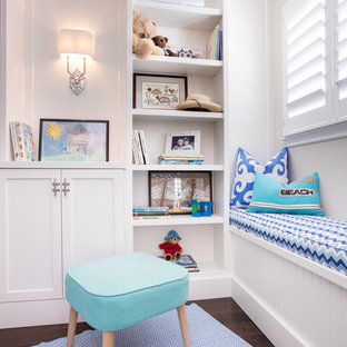 Diseño de dormitorio infantil de 4 a 10 años, costero, con paredes blancas y suelo de madera oscura