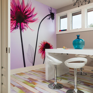 Inspiration pour une chambre neutre avec un mur violet.