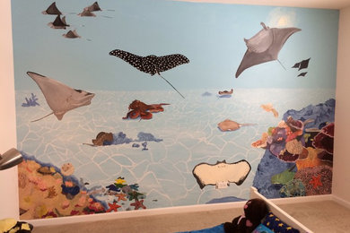 Inspiration pour une grande chambre d'enfant de 4 à 10 ans avec un mur multicolore et moquette.