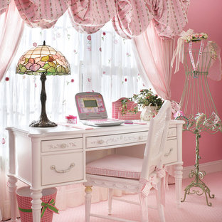 Idéer för stora vintage flickrum kombinerat med sovrum och för 4-10-åringar, med rosa väggar, heltäckningsmatta och rosa golv