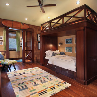 Foto di una cameretta per bambini tropicale con pareti beige, parquet scuro e pavimento marrone