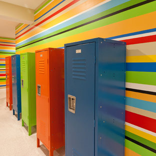 Idee per un'ampia cameretta per bambini contemporanea con pareti multicolore e moquette