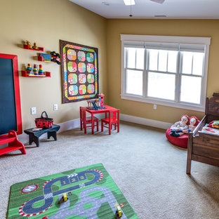 Foto di una cameretta per bambini da 1 a 3 anni stile americano di medie dimensioni con pareti gialle, moquette e pavimento beige