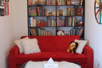 Foto de dormitorio infantil minimalista pequeño con paredes rojas y moqueta