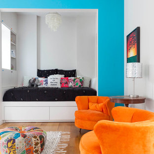 Idées déco pour une très grand chambre d'enfant contemporaine avec un mur multicolore.