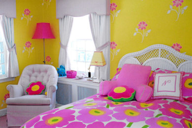 Modelo de dormitorio infantil de 4 a 10 años bohemio de tamaño medio con paredes amarillas y moqueta