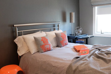 Ejemplo de dormitorio infantil de 4 a 10 años industrial de tamaño medio con paredes grises, moqueta y suelo gris