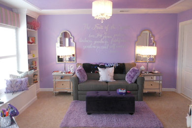 Imagen de dormitorio infantil tradicional grande con paredes púrpuras, moqueta y suelo beige