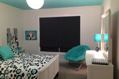 Inspiration for a small classic teen’s room for girls in Cleveland with white walls and carpet.