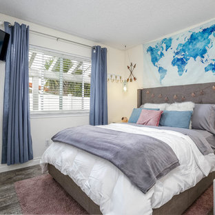 Idées déco pour une chambre d'enfant moderne avec un mur blanc, sol en stratifié et un sol gris.
