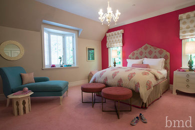 Großes Klassisches Mädchenzimmer mit Schlafplatz, rosa Wandfarbe und Teppichboden in Los Angeles