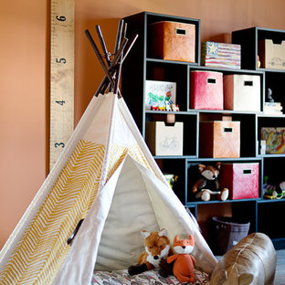 Idee per una cameretta per bambini da 4 a 10 anni chic di medie dimensioni con pareti arancioni, moquette e pavimento multicolore