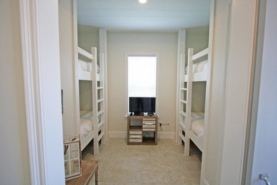 Imagen de dormitorio infantil marinero pequeño con paredes beige