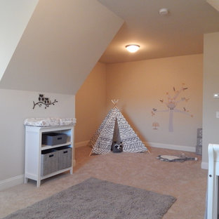 Aménagement d'une petit chambre d'enfant de 4 à 10 ans craftsman avec un mur beige et un sol en bois foncé.
