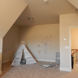 Ispirazione per una piccola cameretta per bambini da 4 a 10 anni american style con pareti beige e parquet scuro