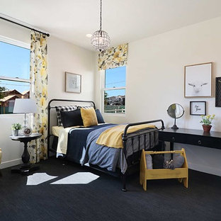 Aménagement d'une chambre d'enfant campagne avec un mur beige, moquette et un sol noir.