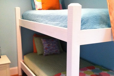 Diseño de dormitorio infantil marinero de tamaño medio con paredes azules y suelo de madera clara