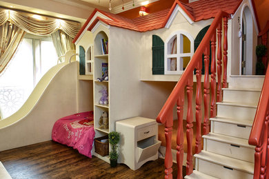 Aménagement d'une salle de jeux d'enfant éclectique avec un lit superposé.