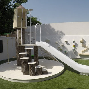 Foto di un'ampia cameretta per bambini da 4 a 10 anni minimal con pareti bianche e pavimento verde