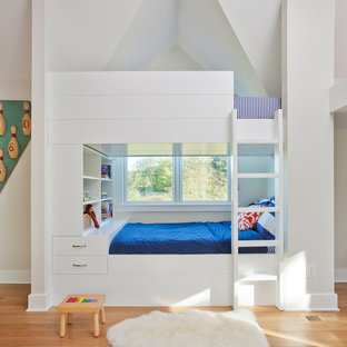Ispirazione per una grande cameretta per bambini da 4 a 10 anni chic con pareti bianche e parquet chiaro