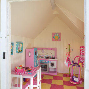 Immagine di un'ampia cameretta per bambini da 4 a 10 anni mediterranea con pareti gialle, pavimento in vinile e pavimento multicolore