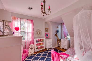 Diseño de dormitorio infantil pequeño con paredes grises y suelo de madera en tonos medios