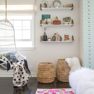 Ejemplo de dormitorio infantil bohemio, de tamaño medio, con suelo de madera oscura