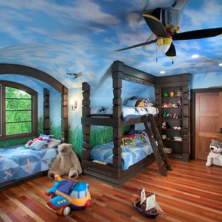 Foto di un'ampia cameretta per bambini da 4 a 10 anni chic con pareti blu e parquet chiaro
