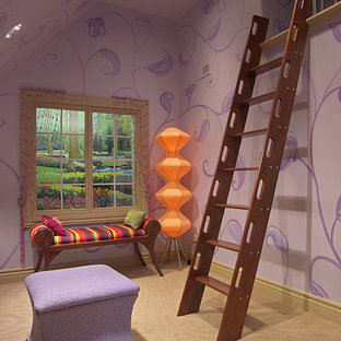 Foto di un'ampia cameretta per bambini da 4 a 10 anni chic con pareti viola e moquette