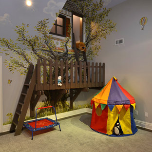 Ejemplo de dormitorio infantil de 1 a 3 años, tradicional, con paredes multicolor