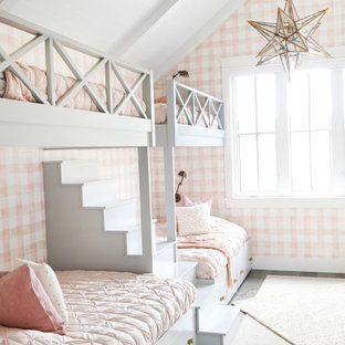 Ispirazione per una cameretta per bambini country con pareti rosa, soffitto in perlinato, travi a vista, soffitto a volta, carta da parati, pavimento in legno massello medio e pavimento marrone