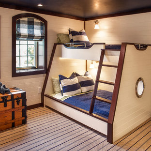 Idee per una grande cameretta per bambini da 4 a 10 anni costiera con pareti beige e moquette